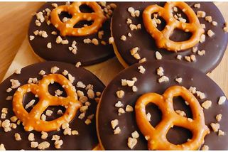 Vánoční linecké v nové podobě: křehké cukroví s čokoládou a preclíkem, které si zamilujete