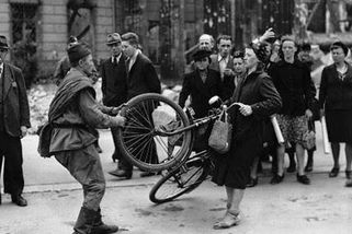 Zavraždili mi mámu, říká Krupa. Zatímco země slavila vítězství, Hedviku znásilnilo 10 rudoarmějců - Médium.cz