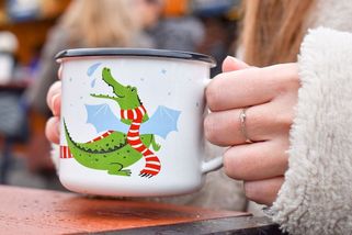 Oblíbené kelímky se symbolem dráčka jdou v Brně na dračku. Doplnil je plecháček - Novinky