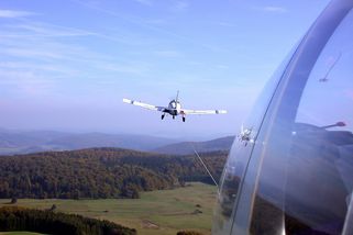 Muž v panice vyskočil z větroně, padák mu však selhal. Tragickou nehodu nepřežil