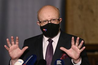 Vláda drží lidi schválně v šachu kvůli povinnému očkování - Novinky