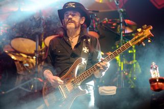 Před 80 lety se narodil jeden z největších bouřliváků hudební historie: Lemmy Kilmister byl i bedňákem Jimiho Hendrixe - Expres FM