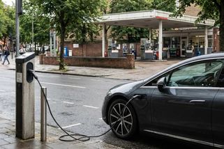 Začíná éra elektromobilů? Drahé palivo jim hraje do karet