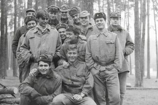 Vojna za socialismu nedělala z chlapců chlapy, ale duševní chudáky, říká pamětník - Médium.cz