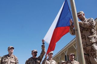 Podlehli jsme Zemanově lži? Čeští vojáci na Ukrajině jsou naprosto v pohodě - Médium.cz