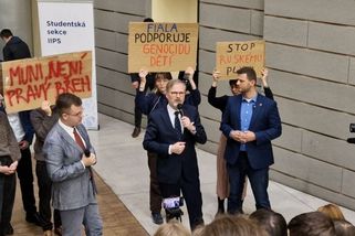 Proti Fialovi protestovala v Brně při debatě část studentů - Novinky