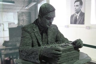 Alan Turing: Homosexuál a matematik, který prorazil Enigmu. Za „odměnu“ byl vykastrován - Médium.cz