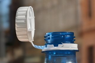 Víčka, která vadí při pití, dostanou i minerálky - Seznam Zprávy