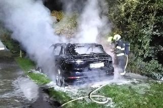 U rodinného domu na Přerovsku se vzňalo porsche. Oheň auto zlikvidoval - Novinky