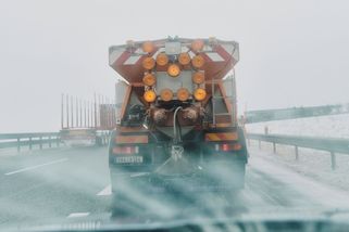 Policie varuje řidiče, aby kvůli sněhové kalamitě nenajížděli na D1 na Vysočině - Seznam Zprávy