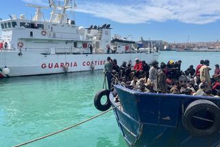 Itálie veze z Albánie migranty, kde čekali na vyřízení azylových žádostí - Seznam Zprávy