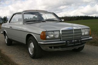 Mercedes-Benz 230CE C123 –„Piáno“, z něhož se linou šlágry - Garáž.cz