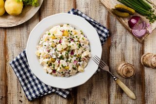 Nejlepší bramborové saláty: Recepty na klasiku s majonézou, dietní i vídeňský - Proženy.cz