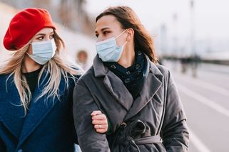 Od pátku bude platit zákaz nočního vycházení a volného pohybu přes den. Kam všude smíme jít?