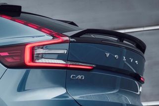 Volvo už prodává polovinu aut do zásuvky