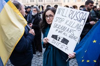 Obrazem: V Praze se protestovalo proti Trumpovi a za podporu Ukrajiny - Seznam Zprávy