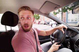 Severoněmecký Kiel chce zakázat couvání při vjezdu na parkovací místa a výjezdu z nich - Novinky