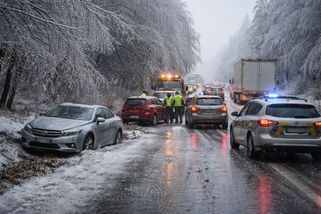 Ledovka na Moravě dál komplikuje provoz. Výstraha se prodlužuje, doprava zůstává riziková