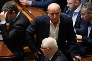 Čtyři hlasy hanby. Pak se nedivte, že vyhrává Bure...