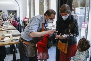 Lidí v hospodách i na sportovištích výrazně ubylo - Novinky