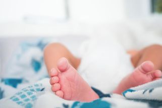 Otřáslo to i zkušenými kriminalisty. Muž v Třebíči týral svou osmiměsíční dceru - Novinky