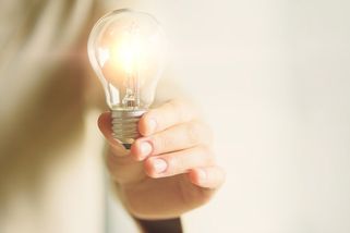 Chcete vyměnit žárovku a nevíte, o jakou patici se jedná? V orientaci pomůže tento velký přehled