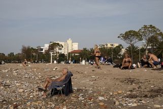 Řecko hlásí rekordní teplo. Místní obsadili pláže - Novinky