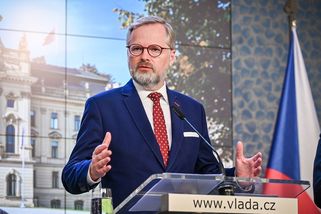 Komentář: Chyby, úspěchy, skandály. Odchází celkem normální vláda - Seznam Zprávy