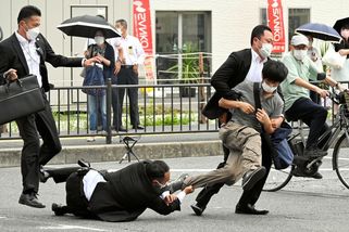 Fotky z fatálního atentátu na Šinza Abeho - Seznam Zprávy