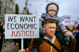 Ekonom Peter Atwater varuje: americká ekonomika může přerůst v kastovní systém