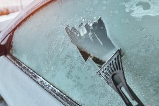 Jak rychle rozmrazit sklo na autě? Jednu věc musíte udělat už večer a ráno už nikdy nebudete škrábat