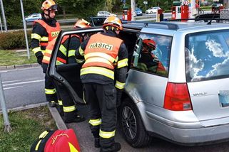 Pět lidí včetně dvou dětí se zranilo při srážce dvou aut v Krásně nad Bečvou - Novinky