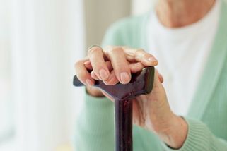 Pohřební zřízenci táhli v rakouském domově důchodců rakev s nebožtíkem skrz jídelnu v době oběda - Novinky