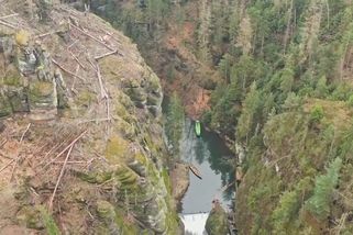 Turistický tahák Hřenska bude roky zavřený. Záběry z dronu ukazují proč - Seznam Zprávy