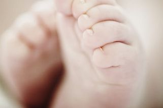 Úmrtí kojence na Domažlicku: Matka vůbec nemluví, rodina v slzách viní lékaře. Ti to odmítají