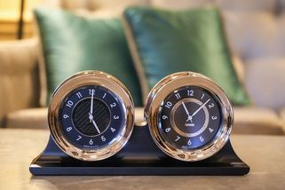 Fotky: Hodiny pro Fialu od Joea Bidena ukazují český i americký čas - Seznam Zprávy