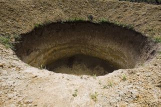 Nejhlubší člověkem vytvořená díra byla pokusem dostat se do středu Země. Přinesla mnoho vědeckých poznatků