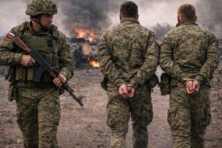 Video: Rus si hrdě vedl dva ukrajinské zajatce. Pak ovšem udělal zásadní chybu a jeho dobrodružství byl konec