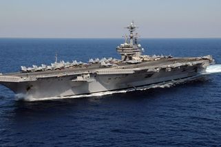 Americká flotila sílí. USS George H. W. Bush míří na Blízký východ