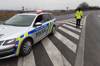 Neoznačené chemikálie, přetížené soupravy, řidič bez práva řídit. Policisté se při kontrolách opět nestačili divit