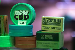 Zákaz HHC a pokuta do 15 tisíc, kdo ho bude mít u sebe. Za prodej či dovoz rok až osmnáct let vězení