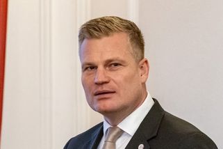 Turek z prosluněného balkonu označil Sněmovnu za ztrátu času. Ukažte se taky někdy v práci, vyzvali ho Piráti