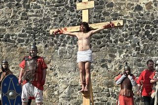 V kulisách hradu Lipý znovu ukřižovali Krista. Hraje ho místní porodník - Novinky