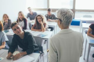 Učitelům vzrostou tarify o sedm procent, pomocným profesím ve školství o 2000 Kč - Seznam Zprávy