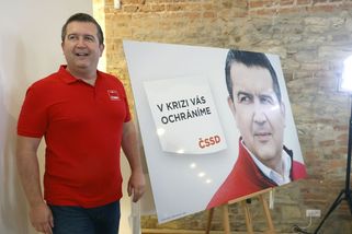 Hrobař SOCDEM Hamáček práskl ve straně dveřmi - Novinky