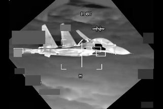 Čínská stíhačka se přiblížila na tři metry k americkému bombardéru B-52 - Novinky