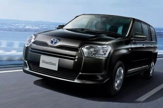 Jen volant a několik tlačítek. Toyota za 240 tisíc láká řidiče, kteří nechtějí moderní techniku