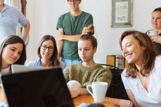 Okamura i Babiš potřebují své hlupáky a chudé, mladí a vzdělání fašisty ani autoritáře nevolí - Médium.cz