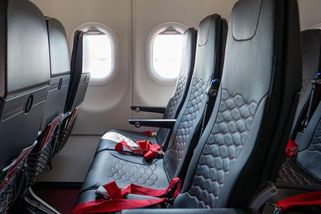 Zaplatili si místo u okénka, koukali do zdi. Teď žalují aerolinky - Seznam Zprávy