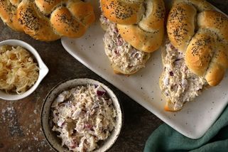 Pomazánka s kysaným zelím: Perfektní retro se salámem, sýrem a majonézou - Proženy.cz